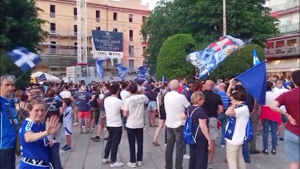 Como, pullman scoperti per la città: scatta la festa Champions League