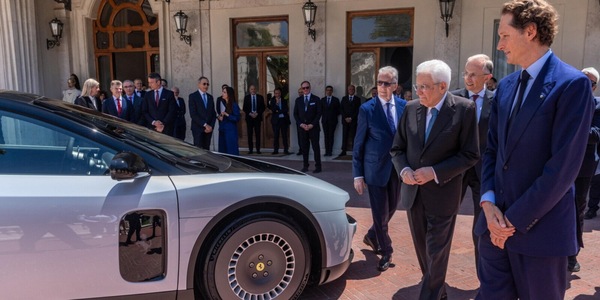 Ferrari Luce, la prima elettrica della Casa di Maranello: Elkann la presenta a Mattarella