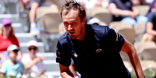 Clamoroso al Roland Garros: Medvedev subito out, era possibile avversario Sinner! Arnaldi ok, rimonta show