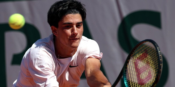 Cinà, niente bis al Roland Garros: l'azzurro crolla in 3 set contro De Jong
