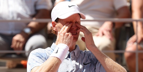 Da Vienna 2020 a Madrid 2025 e Roland Garros 2026: ritiri, forfait e malori di Sinner in carriera