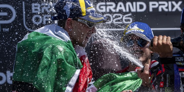 Bezzecchi da brividi, vince e conquista il Mugello: portato di peso in trionfo!