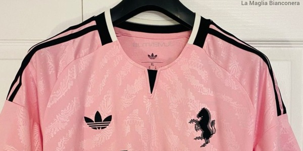 Juve, maglia da trasferta 26/27: il rosa in nuove immagini ravvicinate. Tifosi scatenati: “Capolavoro"