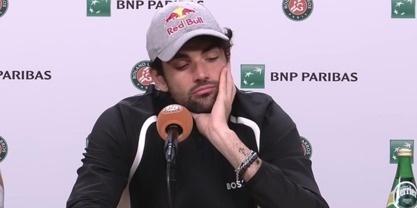 “Stanco di ritirarmi, dolore forte e non so quanto starò fermo”: Berrettini distrutto in conferenza