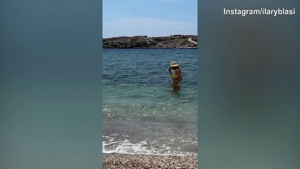 Ilary Blasi si gode il mare della Grecia