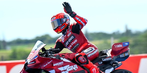 Infinito Marc Marquez! Si prende l'Ungheria per la vittoria numero 100. Bezzecchi steso da Martin