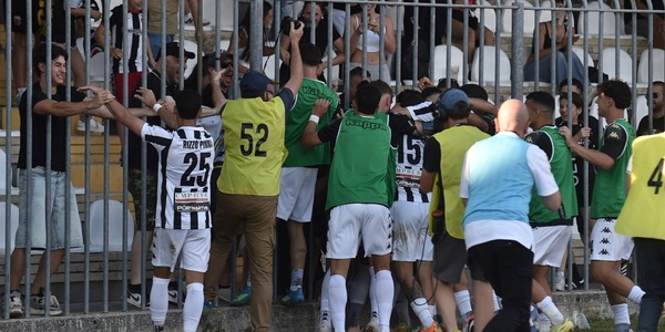 L'Ascoli torna in Serie B dopo due anni: battuto il Brescia per 3-0. È festa al Del Duca