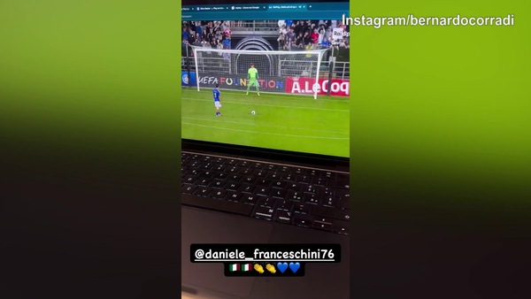 Italia Under 17 Campione d'Europa, Corradi festeggia davanti alla televisione