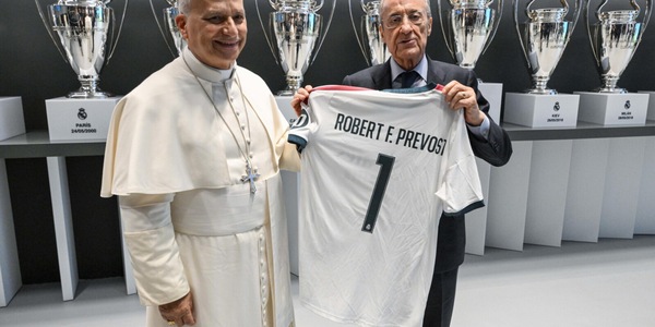 Florentino Perez accoglie Papa Leone XIV al Bernabeu: in dono la maglia del Real Madrid