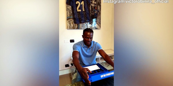 Inter, il regalo lascia a bocca aperta Victor Obinna