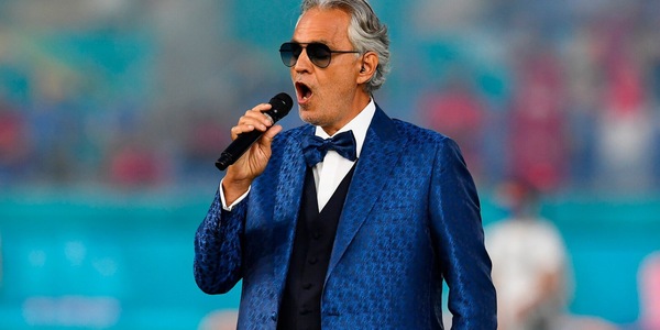 Shakira e Bocelli, voci all’Azteca