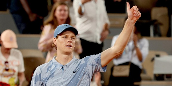 Sinner serve un... triplo ace. E sgomma a Wimbledon. Zverev lo celebra: "Meno male che non l’ho incontrato!"