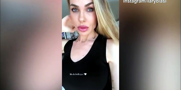 Collana al collo con i nomi dei figli per Ilary Blasi