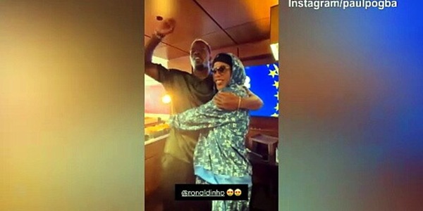 Pogba, risate con l'amico Ronaldinho