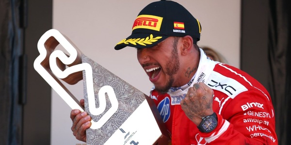 Hamilton, urlo Ferrari! Barcellona rossa, primo trionfo per Lewis: Antonelli ko, Mondiale riaperto