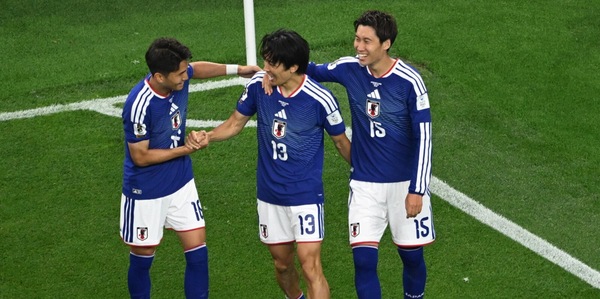 Kamada e Nakamura rispondono a Summerville e Van Dijk: il Giappone frena l'Olanda