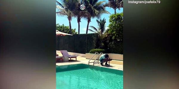 Joao Felix dà spettacolo a bordo piscina