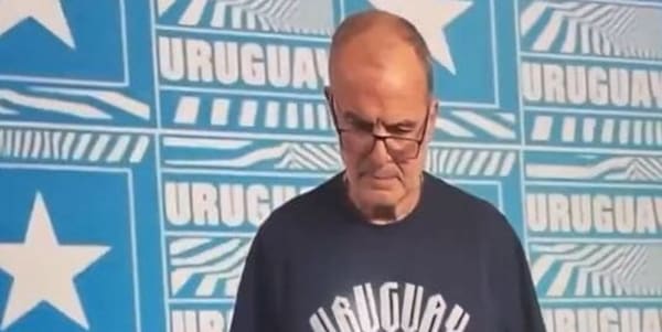 Bielsa boicotta il Mondiale, la protesta del ct dell’Uruguay: "Non sono un modello"