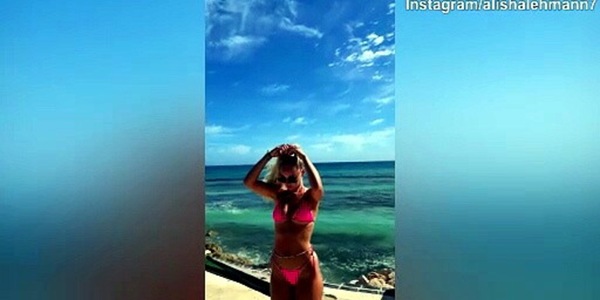 Alisha Lehmann, sexy palleggi in spiaggia: il web impazzisce
