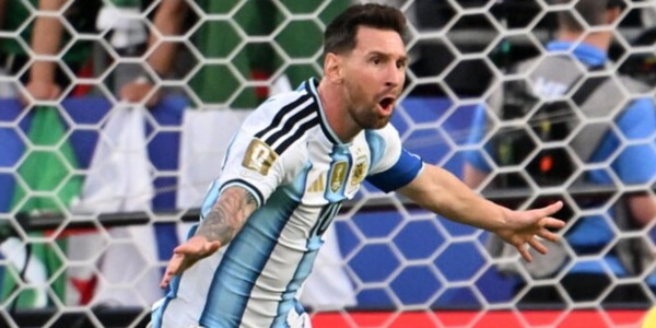 È subito l'Argentina di Messi: storica tripletta e record. L'Algeria si inchina