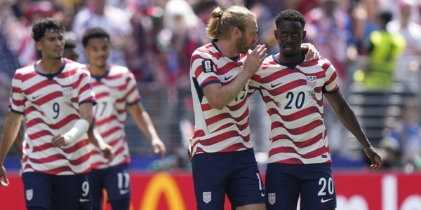 Freeman e un autogol di Burgess regalano i sedicesimi agli Stati Uniti: Australia sconfitta 2-0