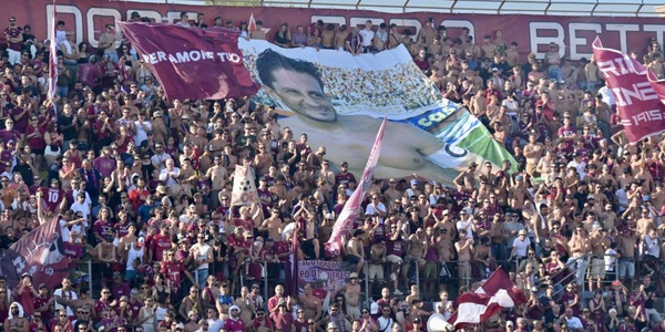 Diecimila in lacrime per Re Protti: l’abbraccio che gli ha dedicato la “sua” Livorno