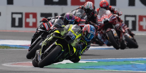 Ogura vince ad Assen, Martin a podio. Out Bagnaia, Bezzecchi in ospedale dopo l'incidente