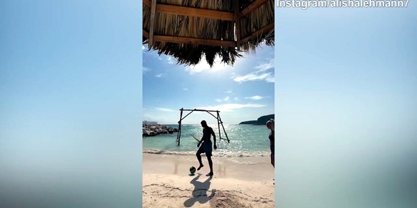 Alisha Lehmann e McKenzie, giocate di classe in spiaggia!