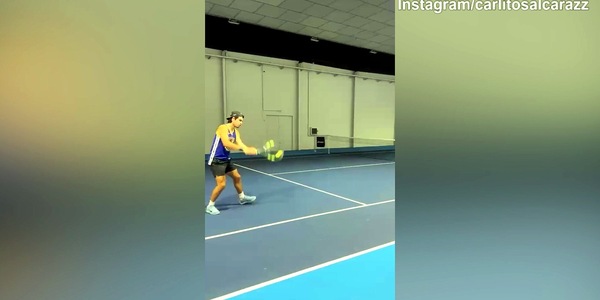 Tennis, Carlos Alcaraz torna ad allenarsi con la racchetta