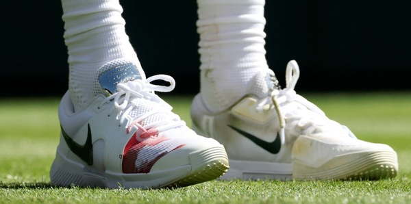 Sinner e la macchia di sangue sulla scarpa del piede destro: cosa è successo a Wimbledon