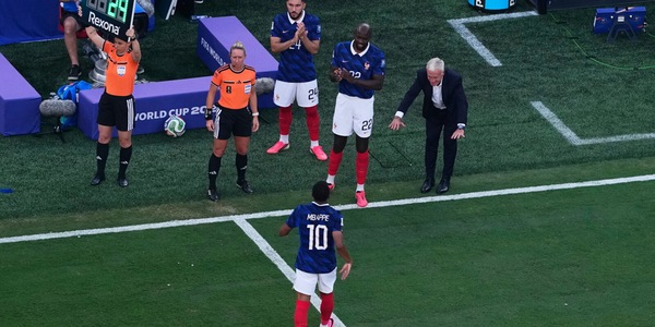 La Francia è ai piedi di Mbappé, Deschamps si inchina: “Il suo gesto mi ha colpito”