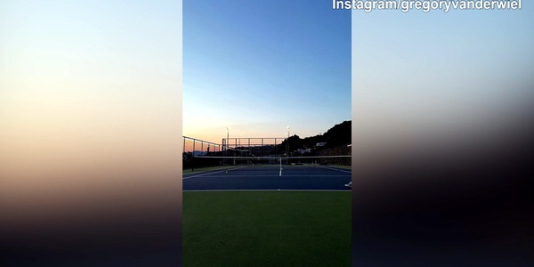 van der Wiel, relax serale con il tennis