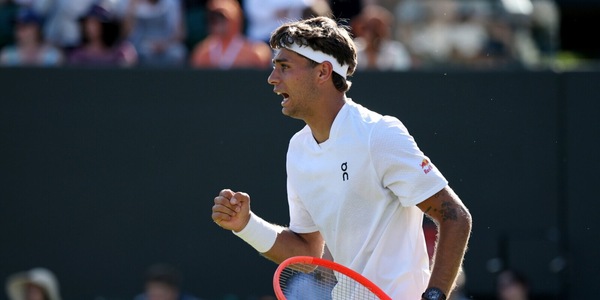 Cobolli inarrestabile: è al terzo turno di Wimbledon. Battuto in quatto set Duckworth