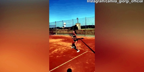 Camila Giorgi al lavoro sulla terra battuta