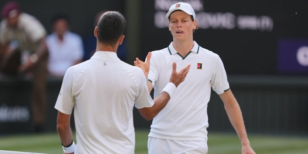 Sinner favoloso a Wimbledon, Djokovic ko in tre set: ora Zverev per centrare un back to back storico