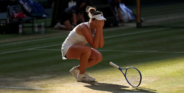 Noskova nuova regina di Wimbledon: primo Slam in carriera, battuta Muchova nel derby in finale