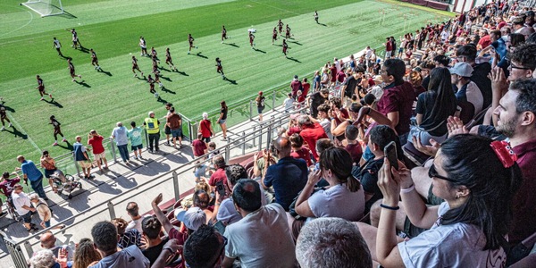 Torino, allenamento aperto al Filadelfia: tanti tifosi e applausi. Striscione contro Cairo