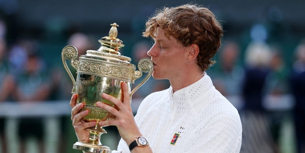 Sinner trionfo leggendario a Wimbledon: che rimonta contro Zverev, Jannik centra lo storico back to back!