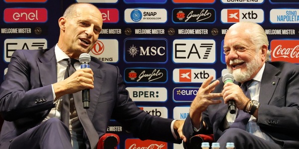 Allegri si veste di Napoli, punge il calcio di Comolli e parla di Juve: “Persa un po’ di memoria”