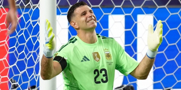 Dibu Martinez, cambia tutto: l’annuncio dall’Aston Villa stravolge i piani Juve