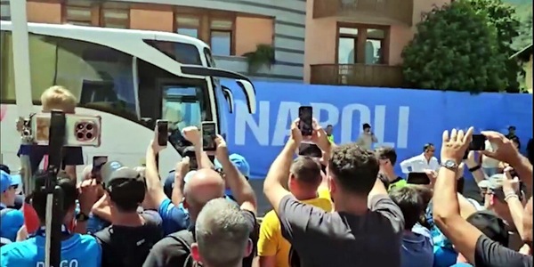 Napoli, l'arrivo a Dimaro in mezzo alla folla