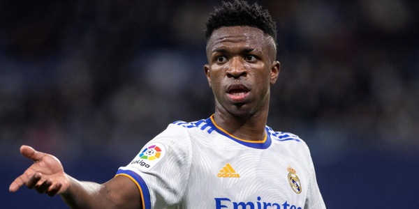 Vinicius-Real, ore calde per il rinnovo. Nodo stipendio e Arsenal alla finestra: cosa sta succedendo