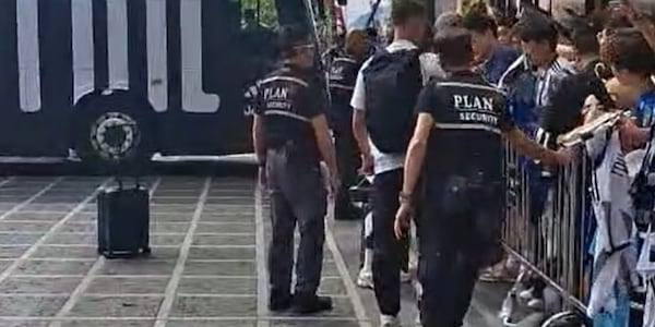 La Juve arriva a Hong Kong, tournée al via: Milik si ferma con i tifosi
