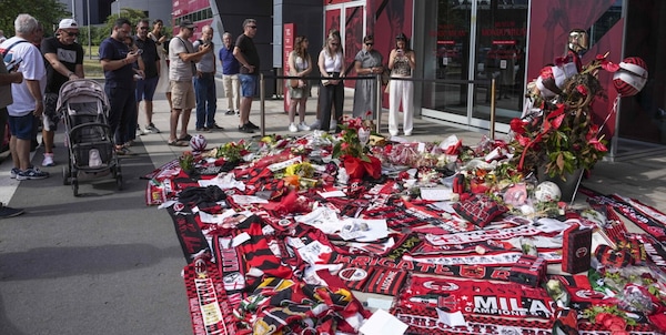 Baresi, affetto infinito dei tifosi: l'omaggio a Casa Milan tra lettere, sciarpe e magliette