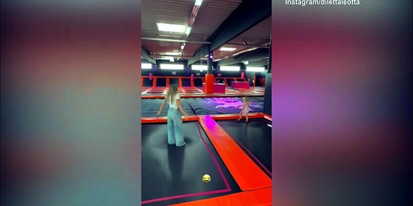 Diletta Leotta e Karius scatenati sul tappeto elastico