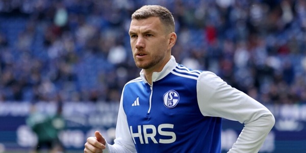 Dzeko, ufficiale il rinnovo con lo Schalke 04: "Ho ancora tanta fame"