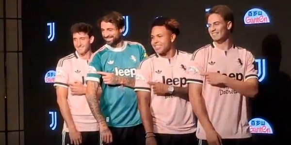 La Juventus in ideogrammi, presentata la nuova maglia a Hong Kong: il portiere è...Pinsoglio