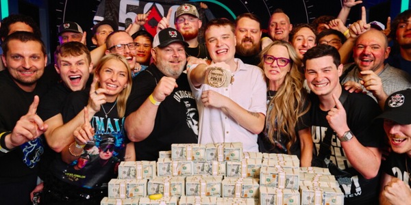 Jumalon nella storia, che trionfo al Main Event WSOP: campione del mondo a 22 anni