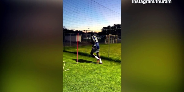 Inter, Thuram al lavoro in Sardegna con una maglia..vintage