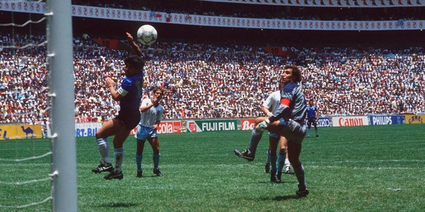 Maradona, la cifra shock per il pallone della "Mano di Dio" e del "Gol del Secolo"